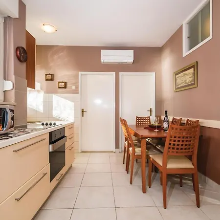 Apartment Nice In Novigrad With Kitchen *