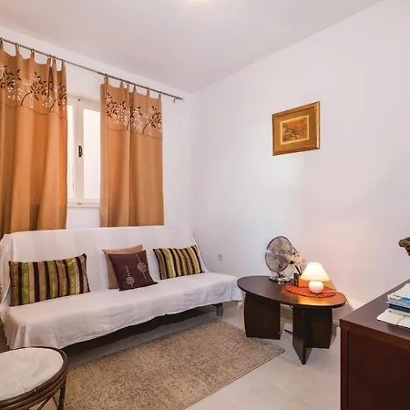 Apartment Nice In Novigrad With Kitchen *