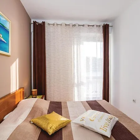 Apartment Nice In Novigrad With Kitchen