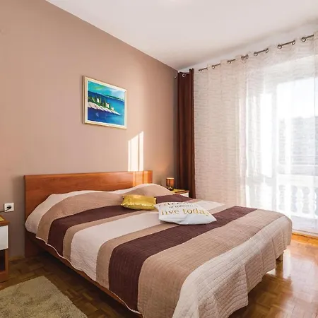Apartment Nice In Novigrad With Kitchen