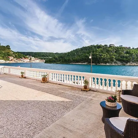 Apartment Nice In Novigrad With Kitchen